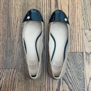 Women’s Sz. 8.5 Tory Burch Cap Toe Blk/Tan Flat